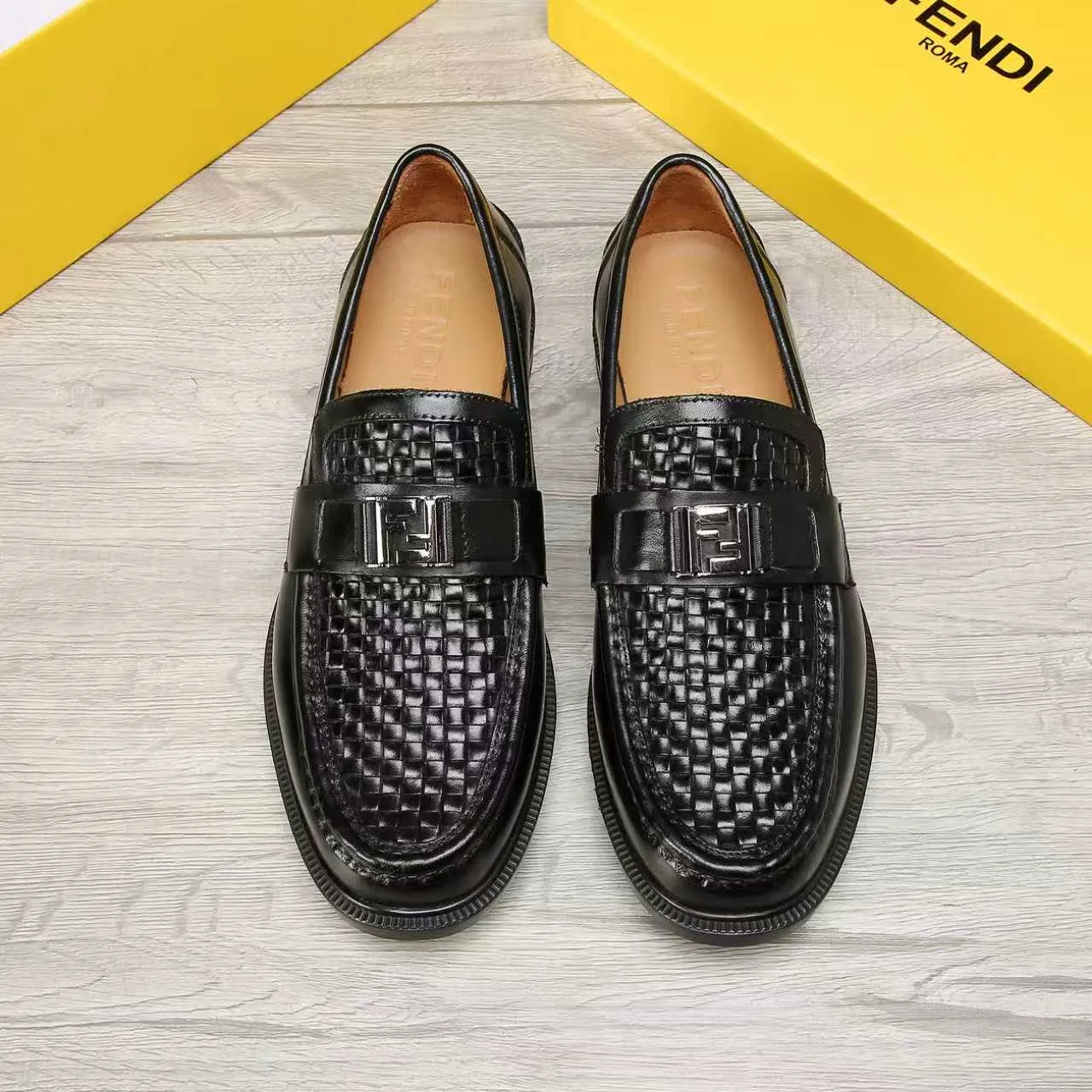Men's men's shoes 💰 540 💰 Water dyed cowhide 🆘 The latest FENDI ( Fendi ) new casual leather shoes 🕶️🕶️ Simple routing effect, showing an elegant and cool driving shoe 🎬Made of Italian 🇮🇹 imported calfskin + first-layer water-dyed cowhide lining🐂Excellent material🎬Detailed workmanship 🤗Comfortable foot feel➰➰. ​Pair it with any outfit to show your taste and temperament, low-key luxury ♻️Design ​simple and elegant ​noble and fashionable 🍃​Very loved and favored by trendy men 💓❤️Size: 38-44 2⃣️colors available